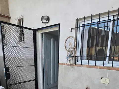 Departamento 2 ambientes al frente con balcón interno y Patio