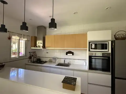 Tres de Febrero  al 900 entre Formosa y Neuquen