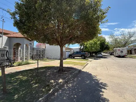 Casa en Alquiler con 2 cocheras