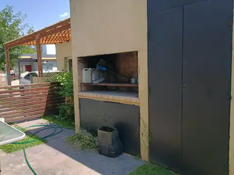 Casa en Alquiler con 2 cocheras