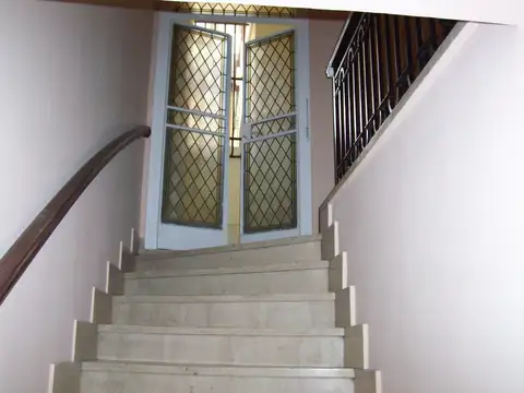 Excelente piso de 6 despachos, sala de reuniones, 3 baños, cocina y 2da planta c/comedor, terraza