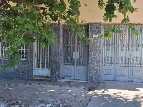 TERRENO CON CONSTRUCCION A DEMOLER PTE. PERON AL 4400