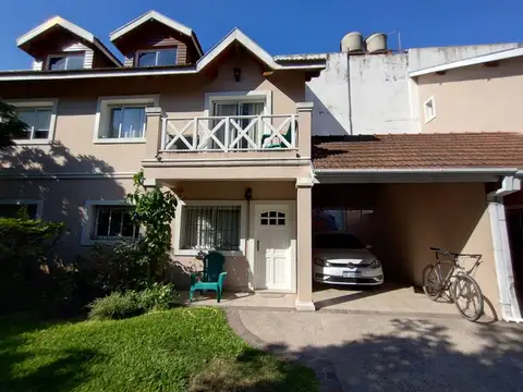 TRIPLEX A LA VENTA EN EXCELENTE UBICACION EN ADROGUE