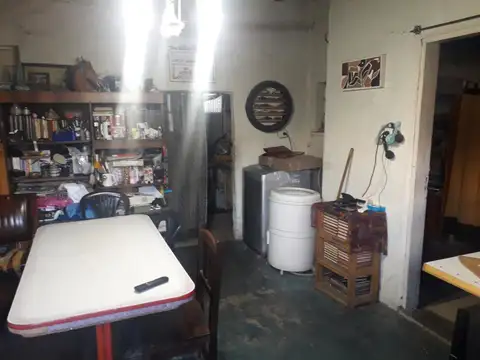 Casa en Pilar, Buena ubicacion! 3 viviendas y 2 locales!