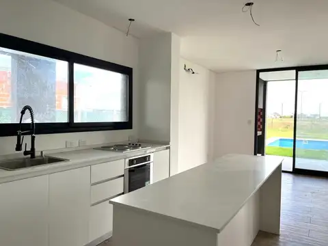 Casa 4 ambientes con 2 baños