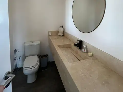 Casa 5 ambientes con 4 baños