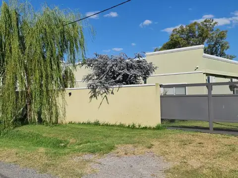Casa en venta - 3 Dormitorios 3 Baños - Cochera - 1.600Mts2 - Chivilcoy