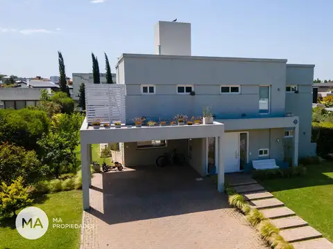 Casa 3 Dormitorios con jardín y pileta - San Sebastián -  Funes | Venta