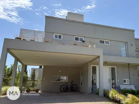 Casa en Venta con 4 cocheras