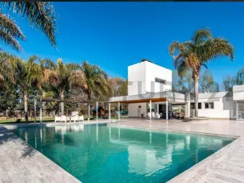 Venta de Casa de 7 ambientes en Barrio Privado Los Raigales - Roldan