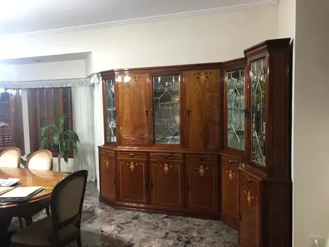 Casa 5 ambientes con 8 baños