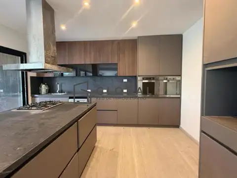 Casa 7 ambientes con 5 baños