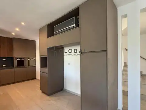 Casa en Alquiler con 2 cocheras