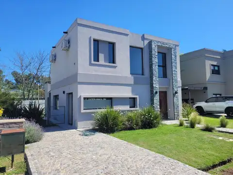 Venta Casa Apto Crédito 4 ambientes en Los Arces