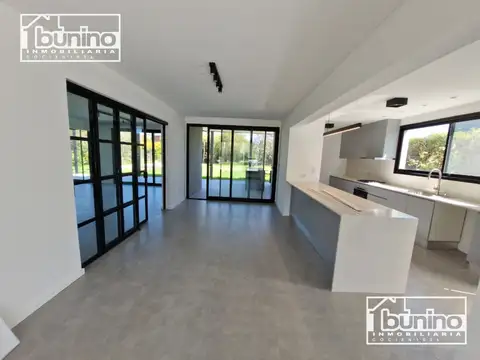 Casa 5 ambientes con 3 baños