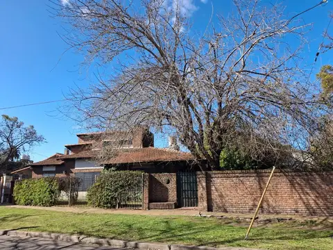 VENTA CASA 6 AMB PARQUE/PILETA  CASTELAR APTA CRED