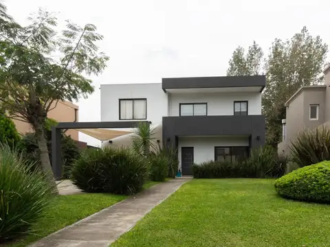 Venta Casa 4 Ambientes Ambueblada en Barrio Cerrado