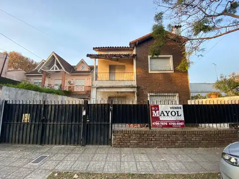 CHALET 4 AMBIENTES A RECICLAR  CON  DEPOSITO O FABRICA AL FONDO