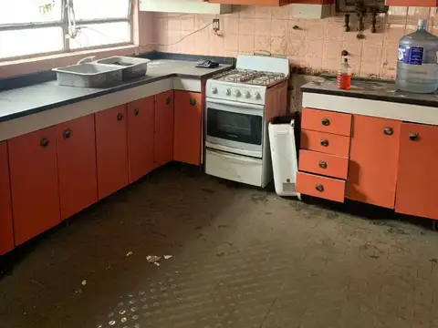 Casa 4 ambientes con 2 baños