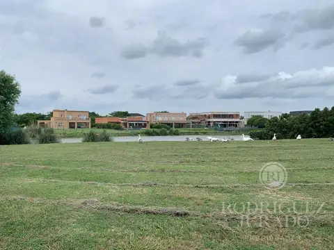 Excelente Lote A La Laguna En Barrio Islas El Canton