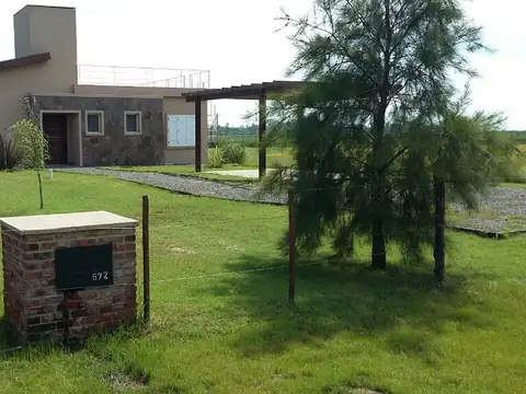 VENTA-CASA-4 AMBIENTES CON ARROYO PRIVADO EN LOBOS- SIN EXPENSAS 