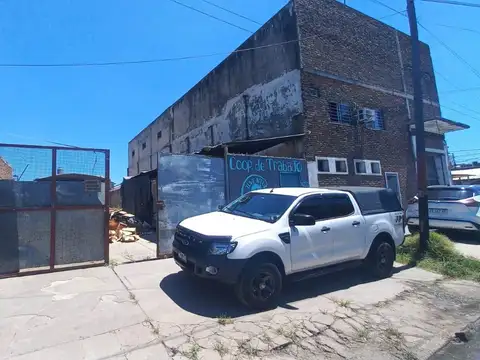 EXCELENTE GALPÓN de 11 x 43  CON ESTACIONAMIENTO, EN LA ZONA