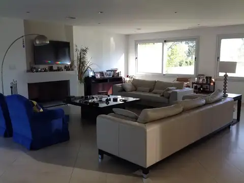 Importante Residencia Minimalista.