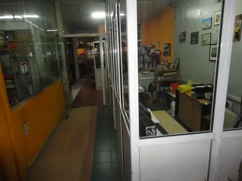 LOCAL SEMI NUEVO EN LOTE PROPIO EN DOS PLANTAS SOBRE JUAN B JUSTO. 480 MTS. CUADRADOS