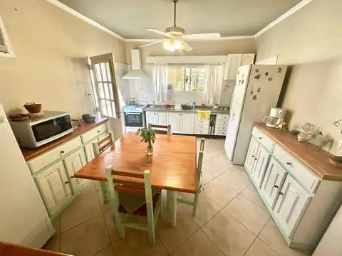 Casa 4 ambientes con 2 baños