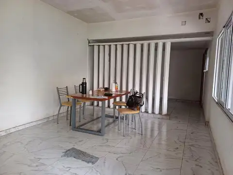 Casa 7 ambientes con 2 baños