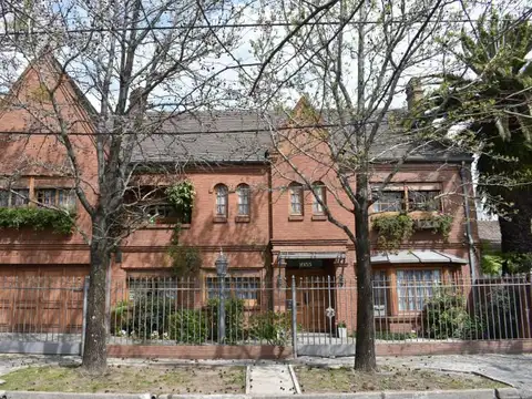 IMPORTANTE CASA A LA VENTA EN ACASSUSO DE AV. LIBERTADOR AL RIO.