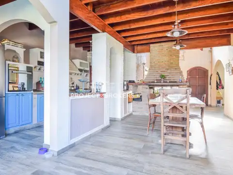 Casa 5 ambientes con 3 baños