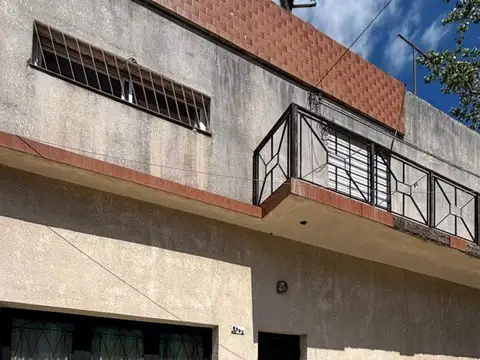 Casa en alquiler c/ cochera en Loma Hermosa