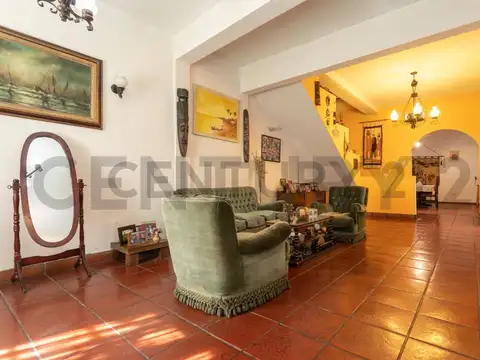 CASA DE 5 AMBIENTES EN VENTA EN ALMAGRO COCHERA