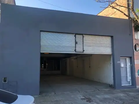 Venta. Galpón .Flores. 120m2. Impecable. Mixtura2. Planta libre. Oficina.