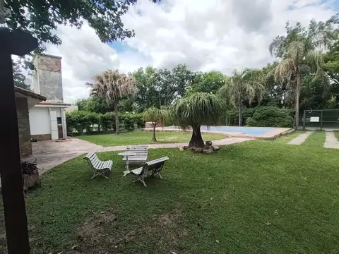 Casa con pileta en Funes