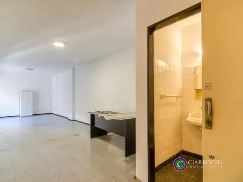 Lavalle y Av. Callao – Amplia y Luminosa Oficina con baño Privado