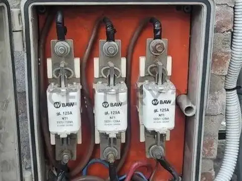 HERMOSO GALPON EN ALQUILER UBICADO EN EL CORAZON DE TEMPERLEY .