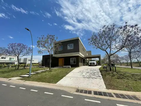 Casa 4 ambientes en BARRIO VISTAS con pileta - Puertos OPORTUNIDAD