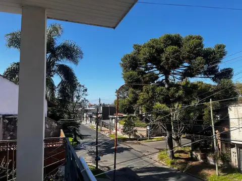 Casa 6 ambientes con 2 baños