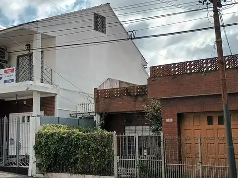 VENTA IMPECABLE CASA 2 PISOS BARRANCA DE QUILMES