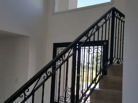 Excelente casa de 5 ambientes a estrenar, en Barrio Cerrado de Greenville