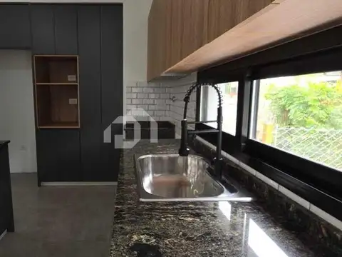 Casa 5 ambientes con 3 baños