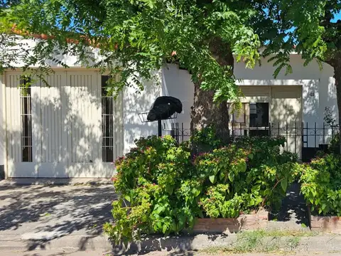 En Venta/ Casa en  12  de octubre al  500 de 3 dorm. en  Punta