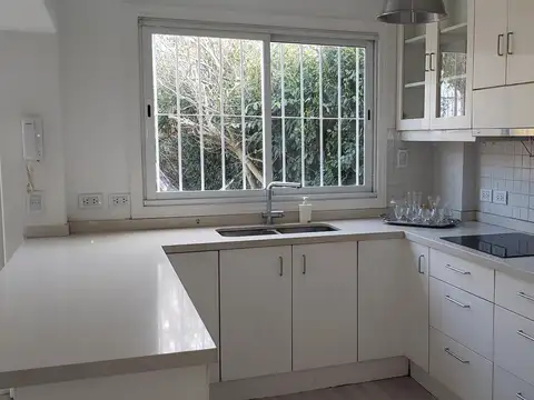 Depto Tipo Casa en Alquiler de 4 ambientes