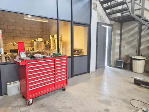 VENTA GALPON PRÓXIMO A CIRCUNVALACION CON OFICINA