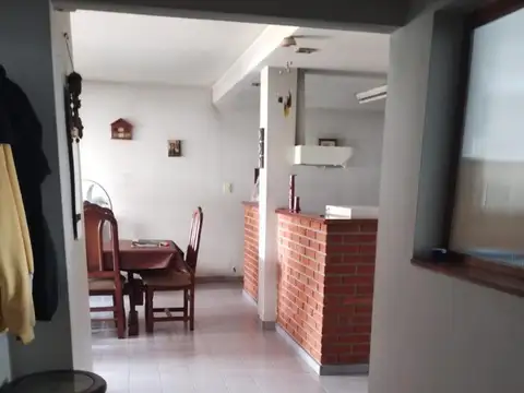 Casa 5 ambientes en dos plantas.