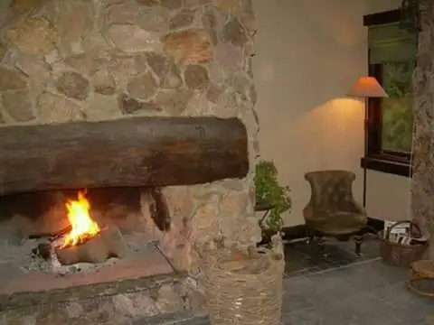 OPORTUNIDAD EN VILLA LA ANGOSTURA, 2 CASAS MAS DEPTO Y PISCINA