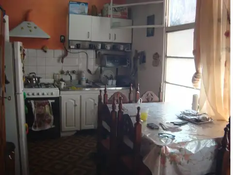 VENTA CASA CON COCHERA  Y LOCAL,  , DISTRIBUIDA EN DOS PH.,