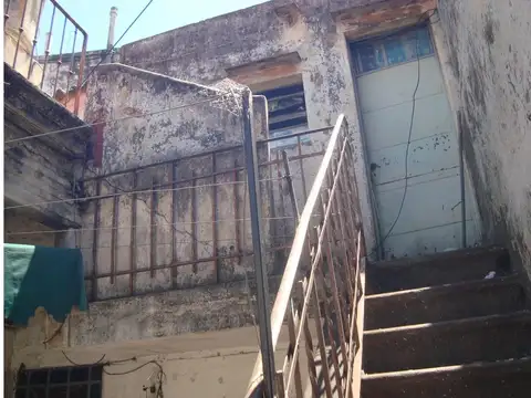 VENTA CASA CON COCHERA  Y LOCAL,  , DISTRIBUIDA EN DOS PH.,